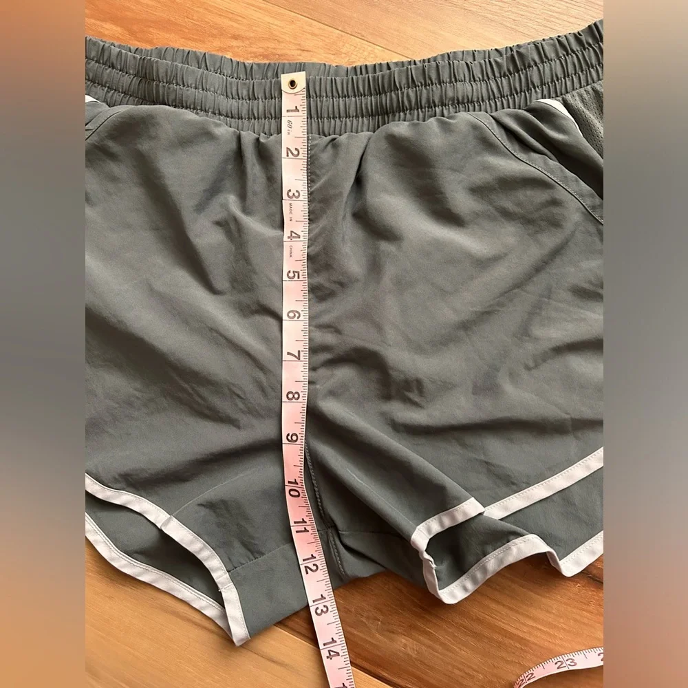 Under Armour Heat gear Womens Medium Gray Elastic Waist Lined Running Shorts‎